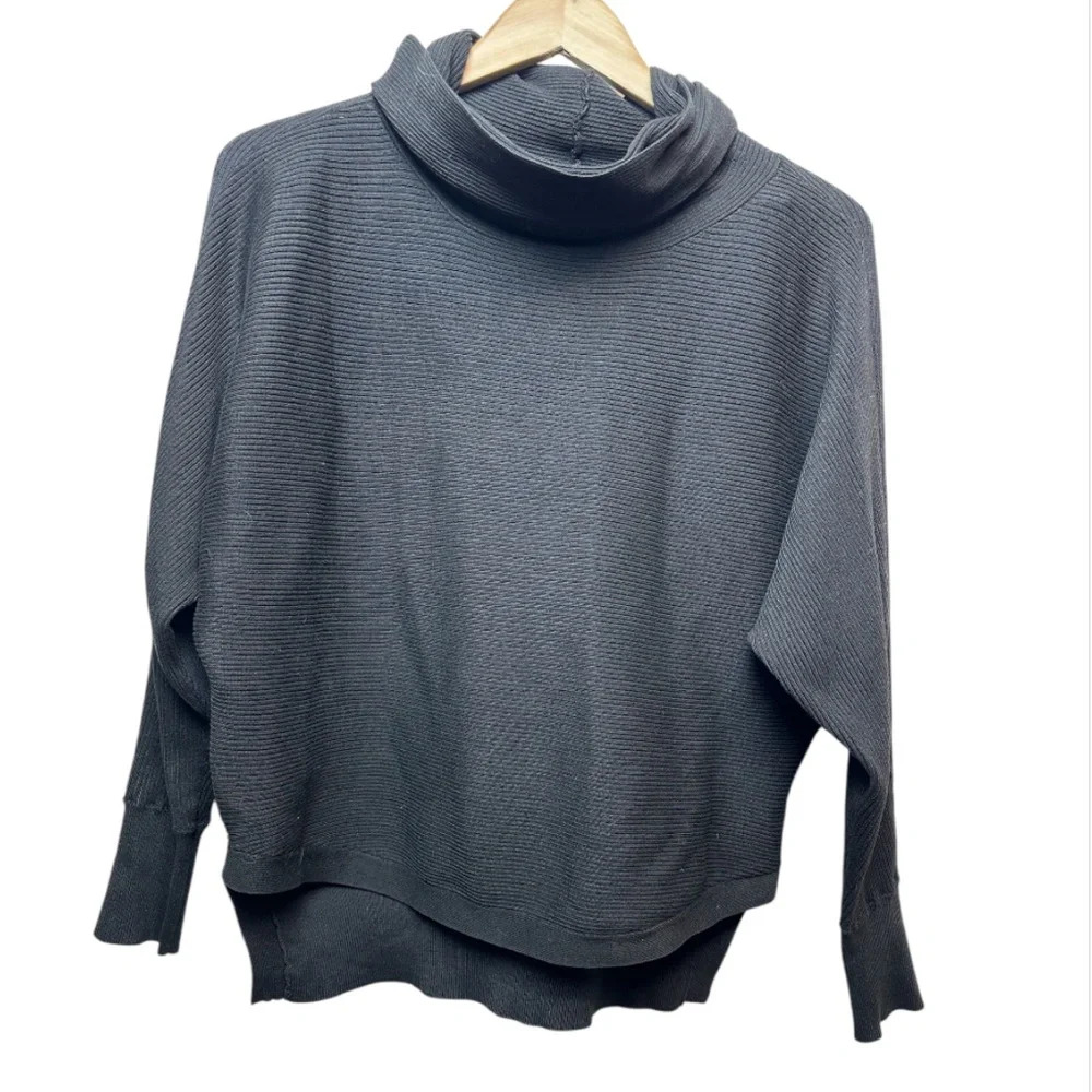 Work Hall Turtleneck Sweater sz One size